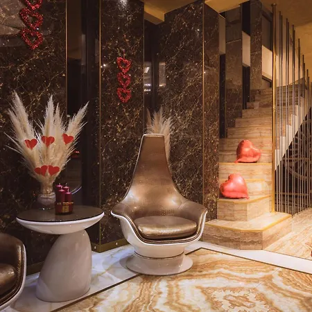Hidden Bank: Pearls Love hotel *